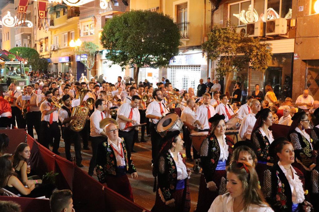 La Banda de la Asociación de Amigos de la Música de Yecla en las Fiestas de Moros y Cristianos de Caudete y Villena